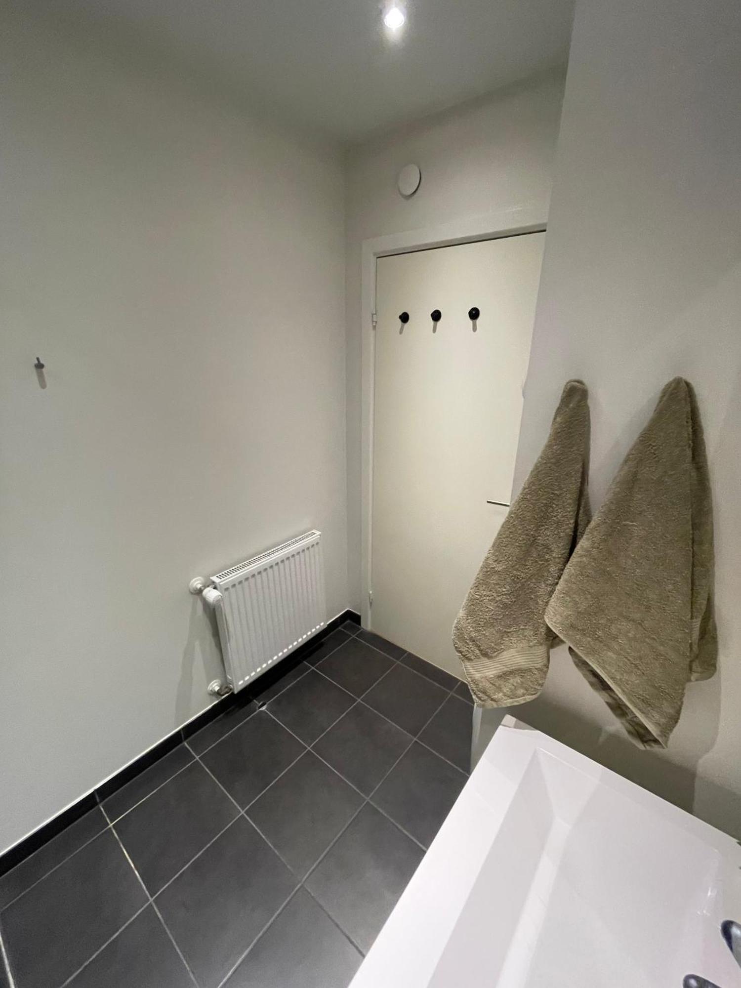 Modern With Rooftop, Privat Balcony, & Free Parking,next To Attractions *